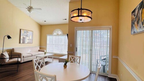 Adorable 1BR condo with pool view at Magnolia