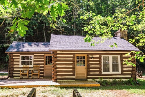 Creek side Log Cabin with hot tub in White Sulphur Springs WV