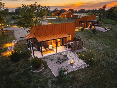 Luxury cabin in the center of the Texas Wine Country; large private porch w/hot tub, gas grill and fire pit; pet friendly