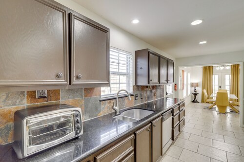 Pool Table & Patio w/ Bar: Spacious Houston Gem!