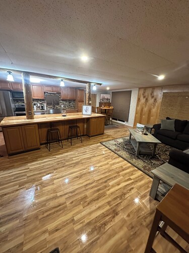 3-bedroom mobile home with horse pasture in welcoming Evansville with WiFi