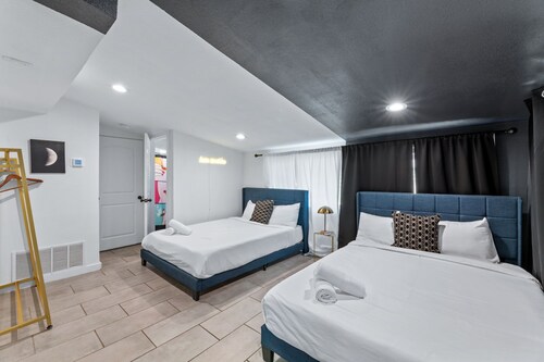 Dream Stay w/ Pool & Hotub for up to 20 Guests, Mins to DT Austin!