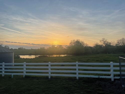 Charming 2-bedroom modern farmhouse with AC, High Speed Internet. Pet friendly