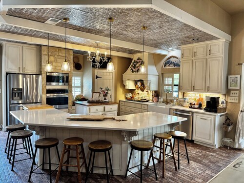 Charming Farmhouse, Hot Tub, Pool, Outdoor Kitchen, Farm animals & Stocked Pond.