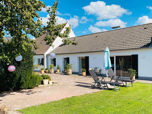 Ferienhaus 'Charmantes Haus Für Eine Auszeit' mit privater Terrasse, privatem Garten und Wi-Fi