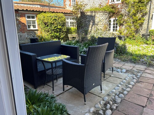 Pimpernel Cottage,Blakeney,2 bed,sleeps 3,courtyard,pub&quay a stones-throw.🌟