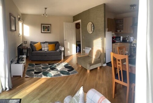 Stylish Apartment sleeps 4/6 Wi-Fi Parking Pet Friendly near NEC and Warwick Uni