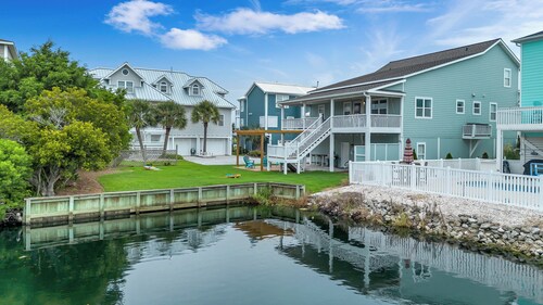 New Rental! Spacious 4-bedroom home in Ocean Isle Beach. 5 minute walk to beach!