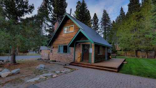 Charming Cherokee Cabin Secluded Stay for 6 Just 10 Minutes to Tahoe!