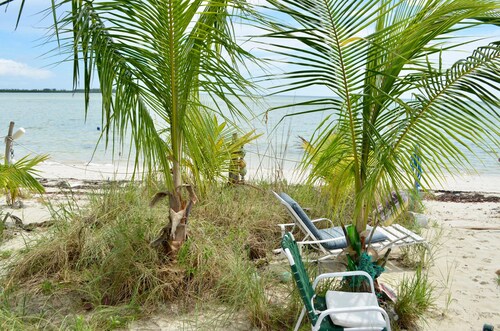 Bea's Beach Cottage
Casuarina Point Abaco