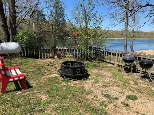 Hardy Lakehouse Lilypad, large 3-bedroom house on lake with boats and game room