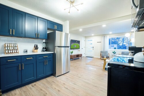 Curly's Country Club-GOLF SIMULATOR INCLUDED!! 12 min walk to Lambeau