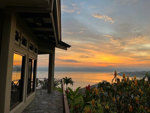 Gigantic Volcano and Lake Views, King Bed
