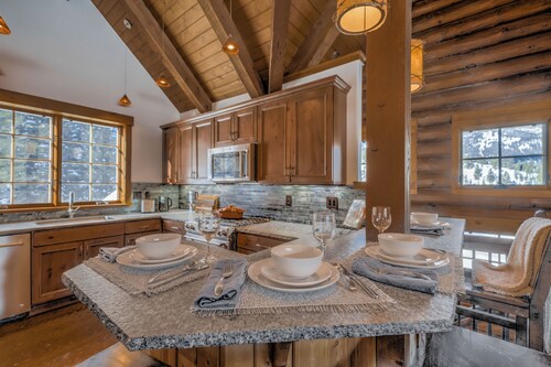 Charming 3-bedroom log cabin with Hot Tub and fitness room in delightful Big Sky