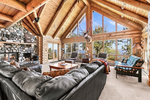 Stunning log home on beautiful lake Kabetogama