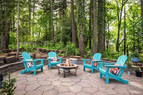 Wonderful Forested Retreat, Hot Tub, Pet Friendly, Game Room, Pool Table, Fire-Pit, on 2 Acres