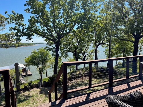 Lakefront 3 bedroom/2 bath Log Cabin with Dock, Deck & Amazing Sunset Views!