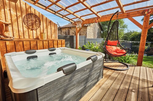 Complete gîte for 11 people with jacuzzi, fenced garden and pets allowed.