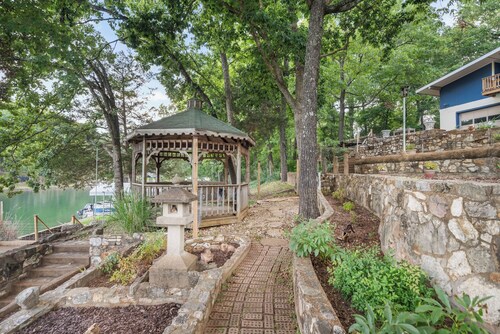 Mid-Century Lakefront Home, Dog-Friendly with Hot Tub