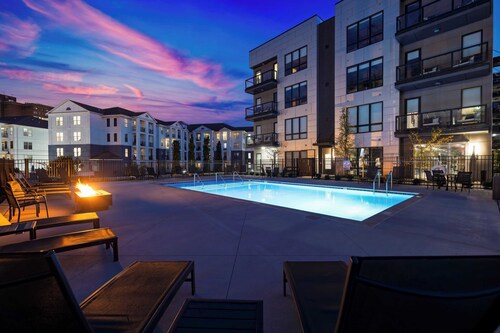 Sleeps 18 3 Modern Midtown Apartments w/ Gym + Pool Walkable to Shops & Eats