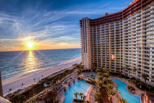 Beachfront Corner Unit w/ Wrap-around Balcony, Close to Attractions!