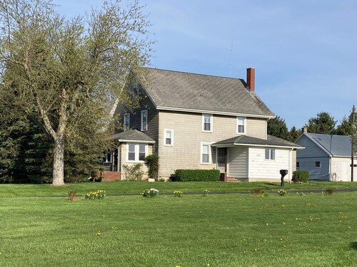 Family-friendly farmhouse property, rural setting, 10 minutes from Tiffin, OH.
