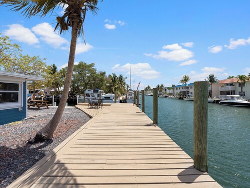 Charming 2-bedroom house in beautiful Marathon with Swim Spa, Dock, Pets Welcome