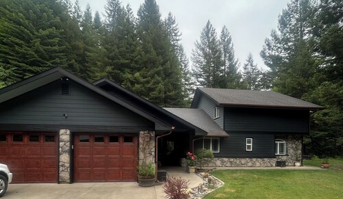 Chalet in the Majestic Redwoods 5 mins to Redwood National parks & Smith River.