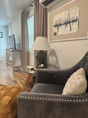 Vintage Charmer, 2-bedroom house with WiFi, AC in Downtown Tieton