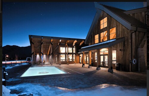 Modern Rustic 3 Bedroom with Pool and Hot tub