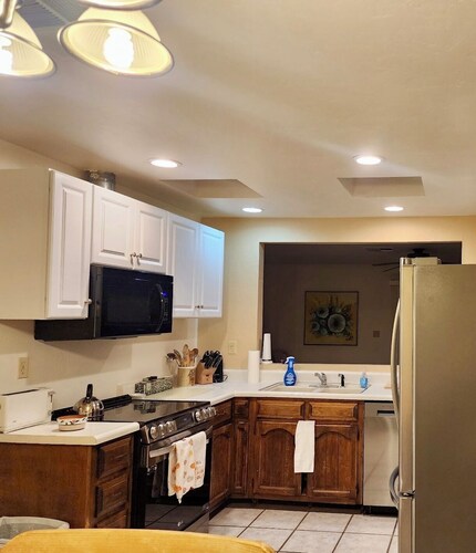 Hillside Haven 3BR 2BA +Den, 3 beds+1 futon, Spectacular Views, Full Kitch, WiFi