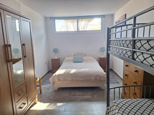 Charming 2-bedroom apartment with WiFi and AC in prestigious Seacaves, Peyia