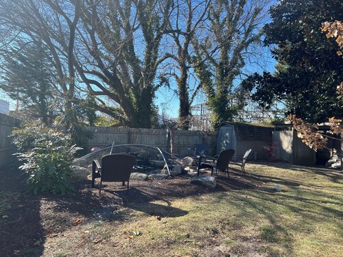 Charming 3-bedroom house with fenced In backyard & pond in downtown Lewes