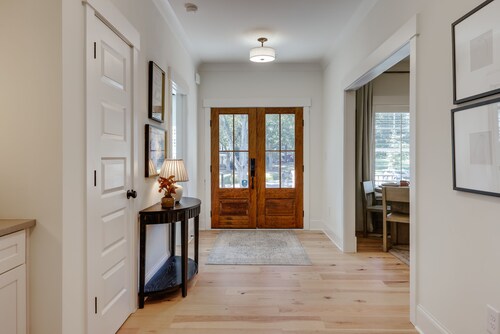 Newly Built 5 BR, 6 Miles to UGA, Fire Pit, Sauna, Game Room.