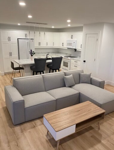 Modern 2 bedroom 2 bathroom w/ king beds in Charlottetown