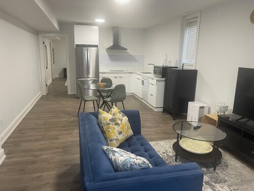 Cozy retreat! Perfect for two. Relax & unwind in this charming space.