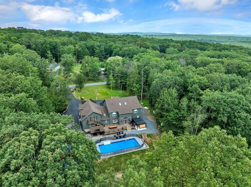 LUX Heated Pool, Pickleball, Arcade, Hot Tub, Sauna