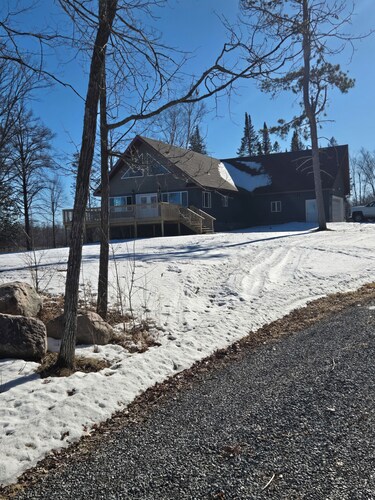 "Lone Lodge" 5-bedroom cabin with WiFi, AC, Dock,Landing, close beach.