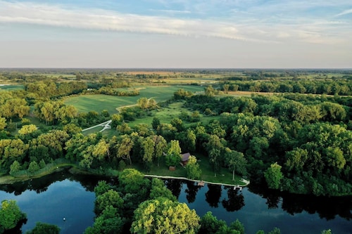 3-bedroom remote cabin on lake with trails to hike. Peaceful getaway from it all