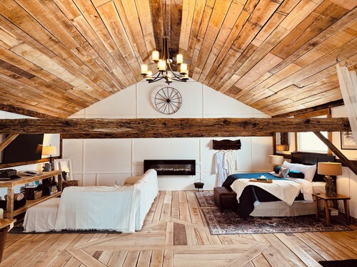 Luxury Hayloft retreat close to Turkey Point and Port Dover