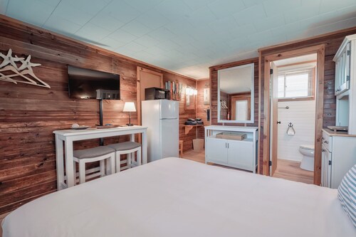 Seashore Condo Hotel #15, Cozy Fire Island Escape, Near Ferry - With Bay Views and Steps from the Beach.