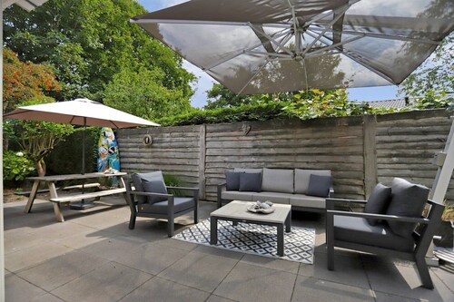 Gepflegter Bungalow mit großem umzäunten Garten in einem ruhigen Park