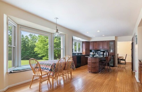 Quiet 2-Story Home, Garden View & Large Kitchen