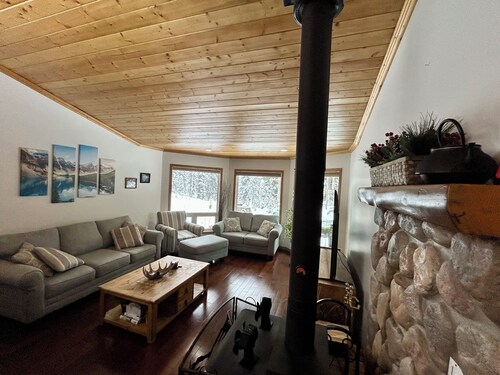 Rocky Mountain Retreat: Private 2 Acres & Hot Tub