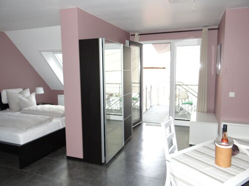Ruhige, großzüge und lichtdurchflutete Ferienwohnung/Loft
mit großem Hofgarten