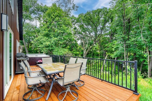 Hot Tub, Water Access: Cabin Near Lake Red Rock!