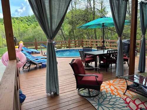 Cozy Outlaw studio room with heated pool AC in charming New Hope