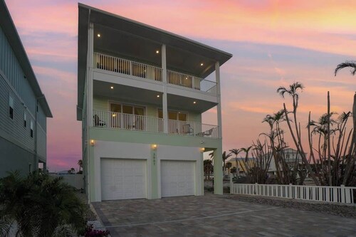 NEW Gulf View Villa 6 Bed 6 Bath Heated Pool!