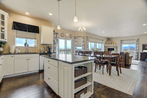 Clear View! Scenic Retreat w Work-Friendly Spaces