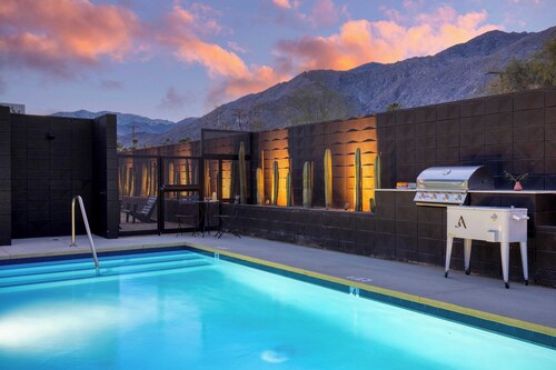 Blackhaus C: 4 Bedroom Suite by Avantstay 4-room Retreat